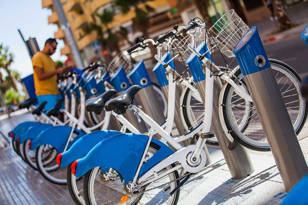 préstamo bicicletas aparcadas