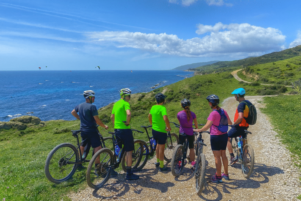 cicloturistas por ruta Tarifa Cádiz.
