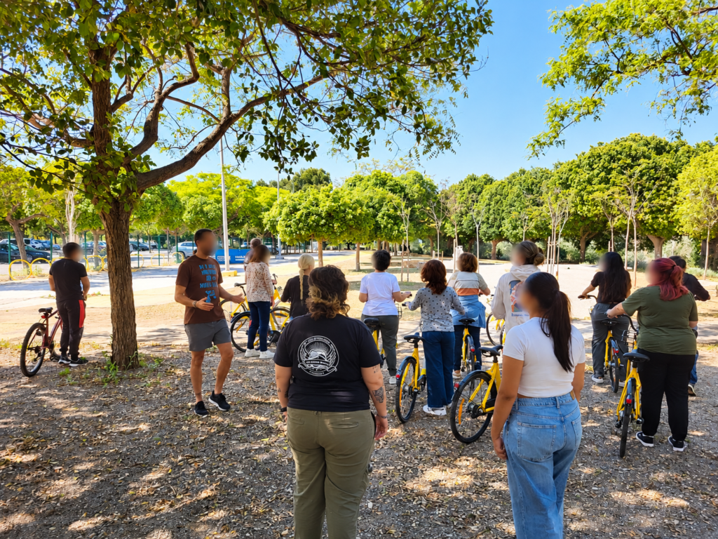 Una foto de la biciescuela en la UMA donde se ve a participantes con sus bicis siguiendo las instrucciones del monitor.