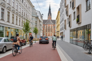 Imagen de una calle con doble sentido ciclable en Austria,